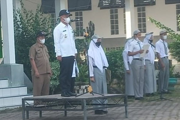 SMK N 2 Tebing TinggiKepala BNN Kota Tebing Tinggi, Bapak AKBP Indra Warman bertindak sebagai Pembina Upacara Bendera